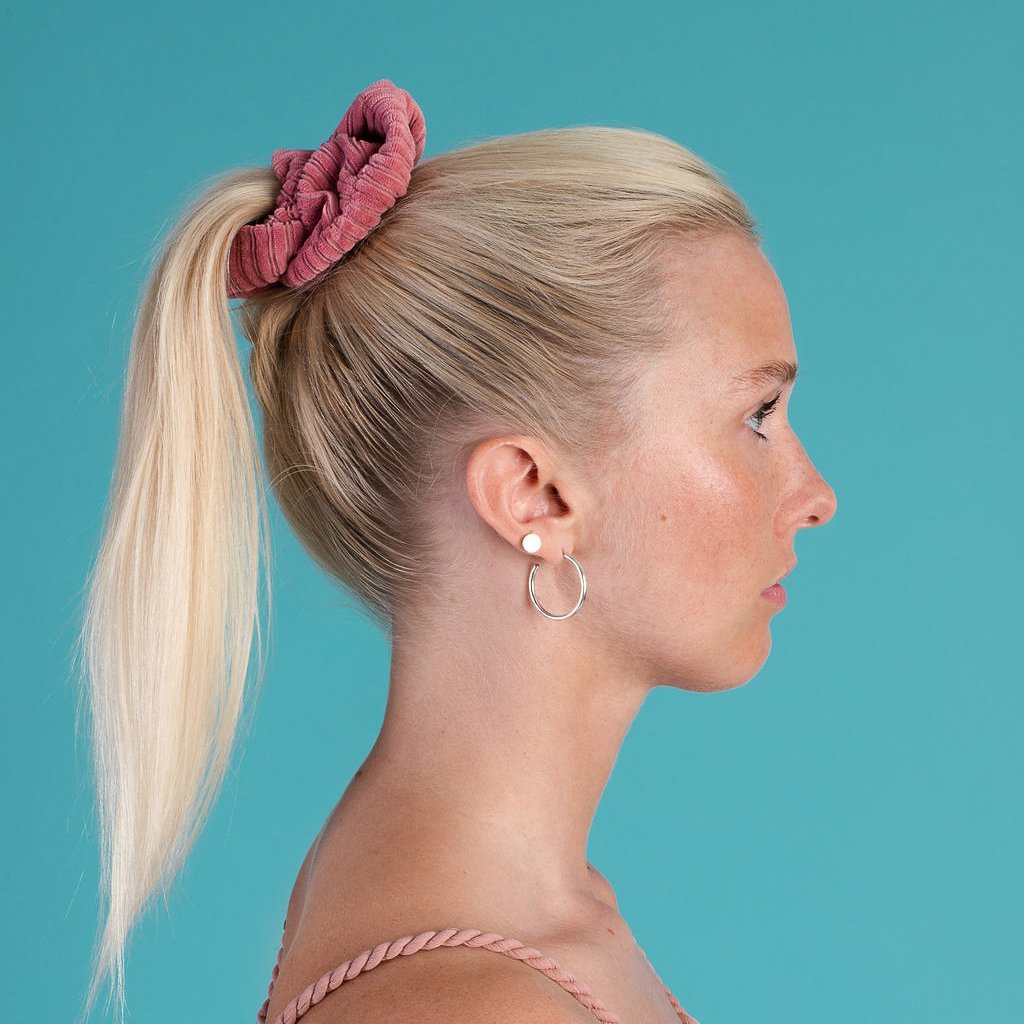 Haarbänder von Furfellows. Haarband messy um den Bun gewickelt. XL Scrunchies von Furfellows | handgemachte Accessoires für Hund & Halterin