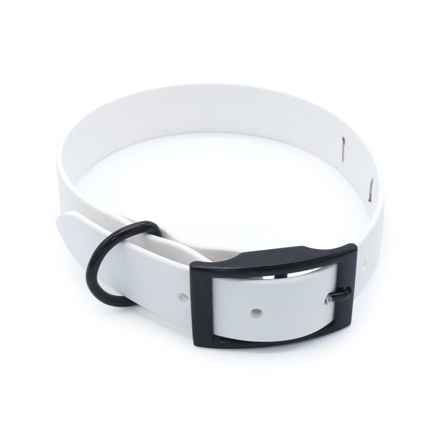 Furfellows Biothane Hundehalsband in weiß mit schwarzer Schnalle. Handgemachte Hundeaccessoires, Hundeleinen & Halsbänder für Hunde aus Biothane